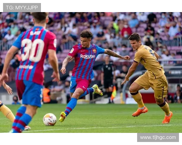 足球明星携儿子共赏精彩赛事亲子时光尽显温馨与快乐